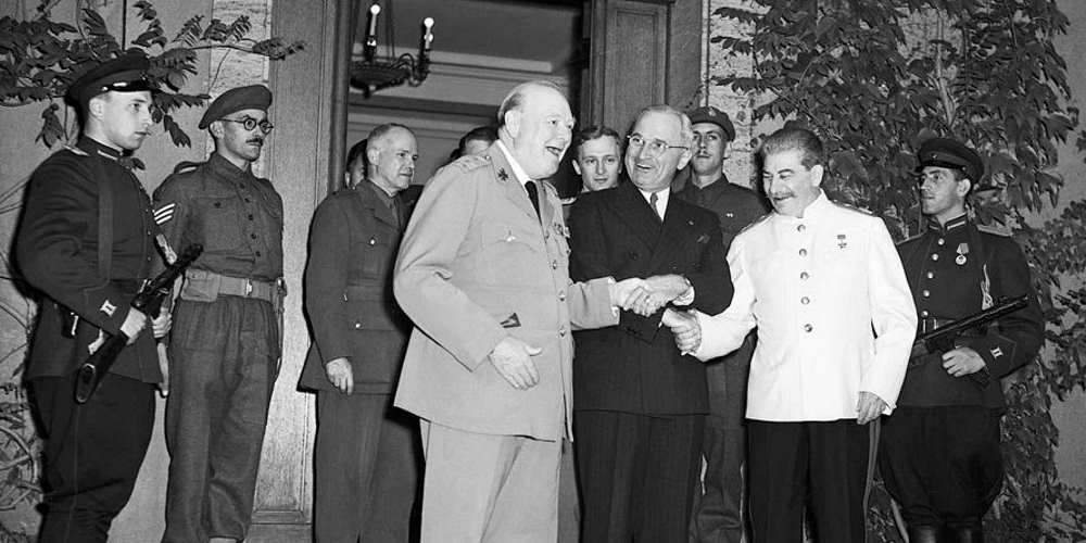 В каком городе крыма состоялись переговоры 1945. Сталин, Рузвельт, Черчилль в Тегеране 1943. Сталин Рузвельт Черчилль в Тегеране. Тегеранская конференция 1943 года. Сталин Рузвельт и Черчилль на Тегеранской конференции.